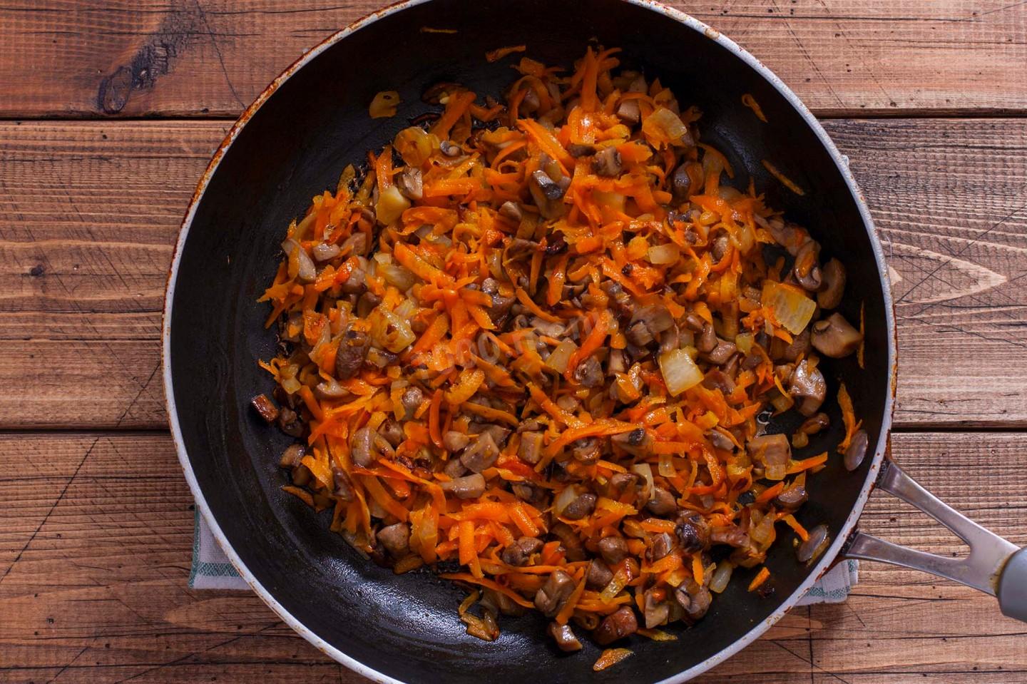 Шампиньоны жареные на сковороде с луком и морковью