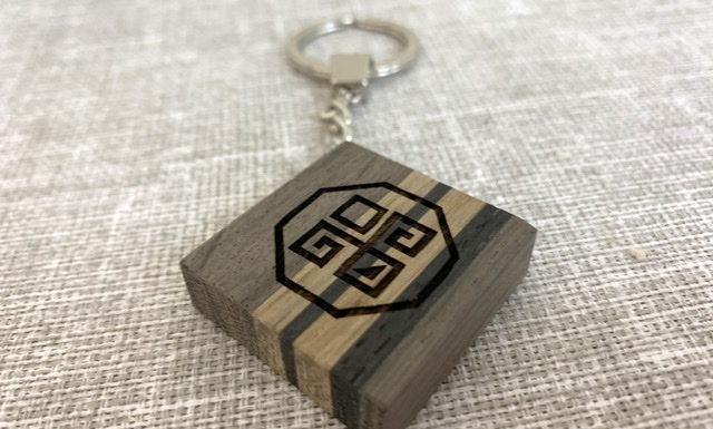 Брелок-оберег из морёного дуба «Постучи по дереву»