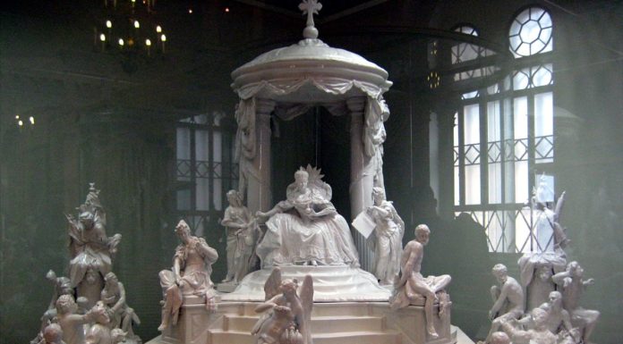 Фарфоровые «образы империи»