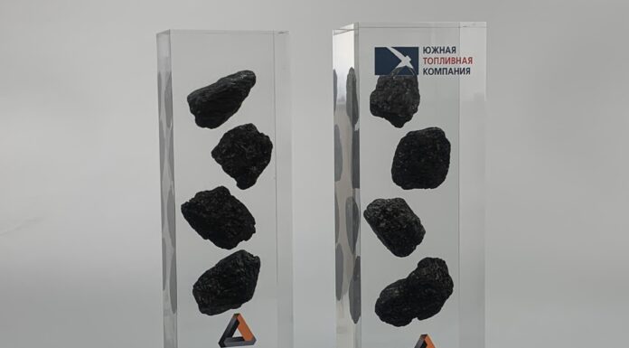 Подарочная стела с заливкой угля в полимерную смолу