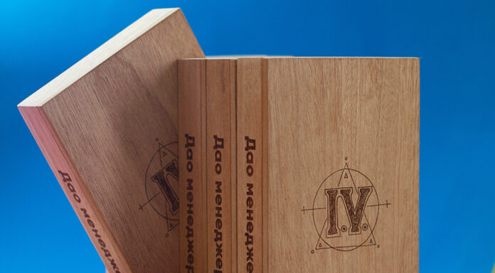 Уникальный подарок для менеджеров — деревянная книга с логотипом