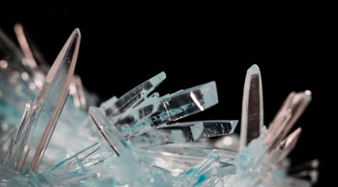 В России обнаружен новый ценный минерал – петерсит иттрия